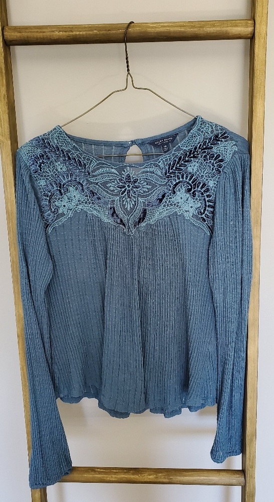 Detailed blue lace/applique long sleve top.